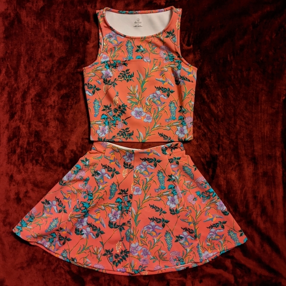 Decree Dresses & Skirts - 🏵️ Cute Coral Floral 2 Piece Decree Top Skirt Set